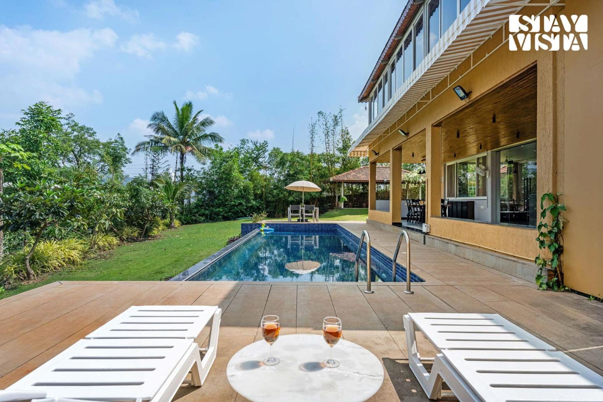 Stayvista At Countryside Meadows With Pool, Ac 푸네 외부 사진